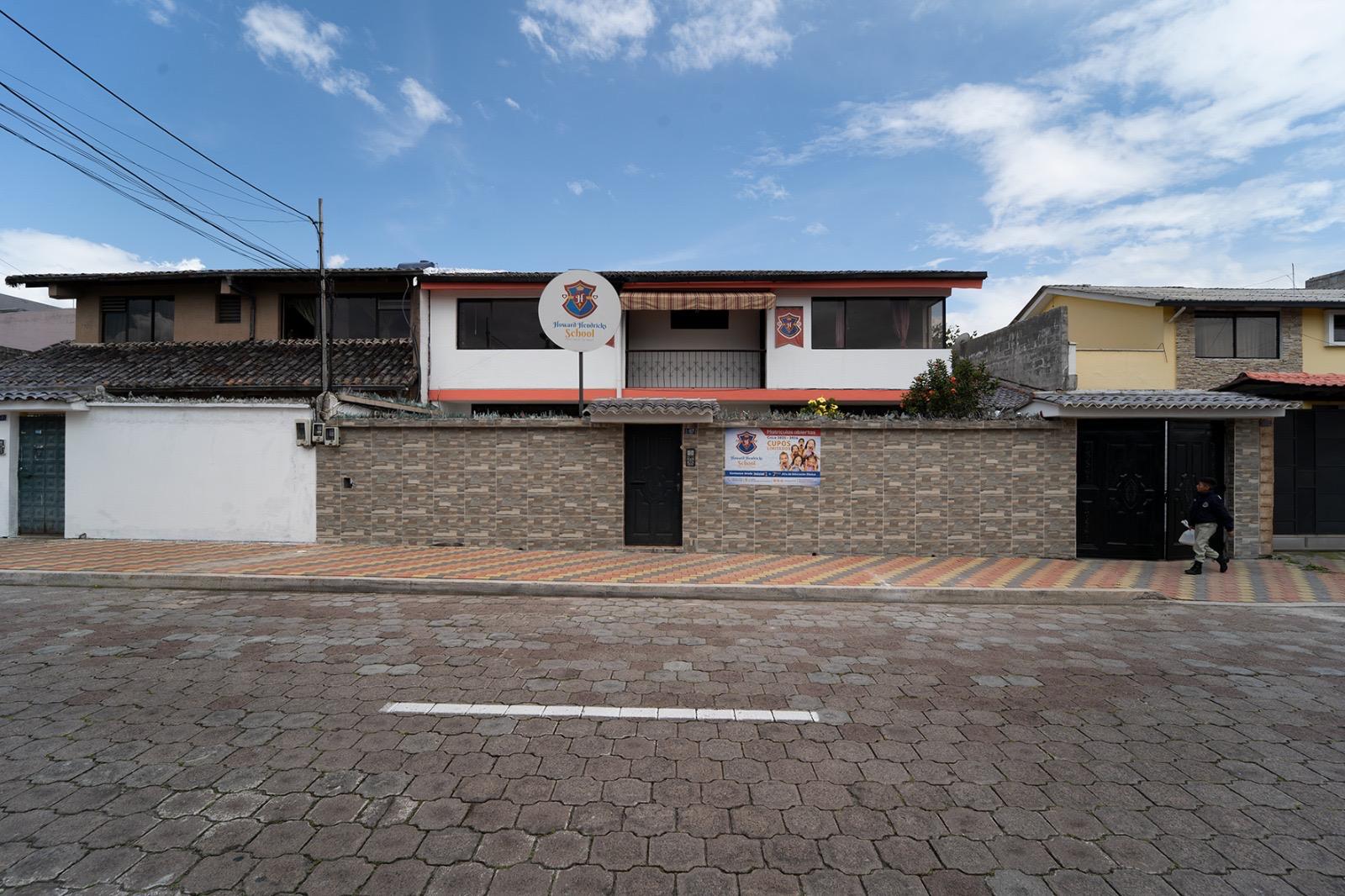 Se vende amplia propiedad perfecta para:
- Vivienda familiar, cómoda y espaciosa 
- Ideal para Airbnb o renta corta
- Consultorios médicos, centros educativos o negocios      profesionales .
Una propiedad versátil, funcional con ubicación privilegiada, en Sangolquí a pocos pasos de River Mall Quito-Ecuador
Precio Negociable